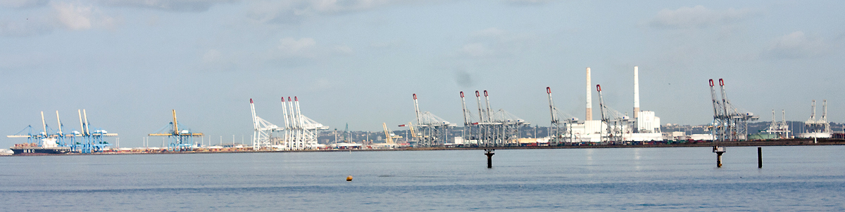 Le port du Havre vu depuis Honfleur - CC by : Daniel Villafruela - 3.0 Le port du Havre vu depuis Honfleur - CC by : Daniel Villafruela - 3.0